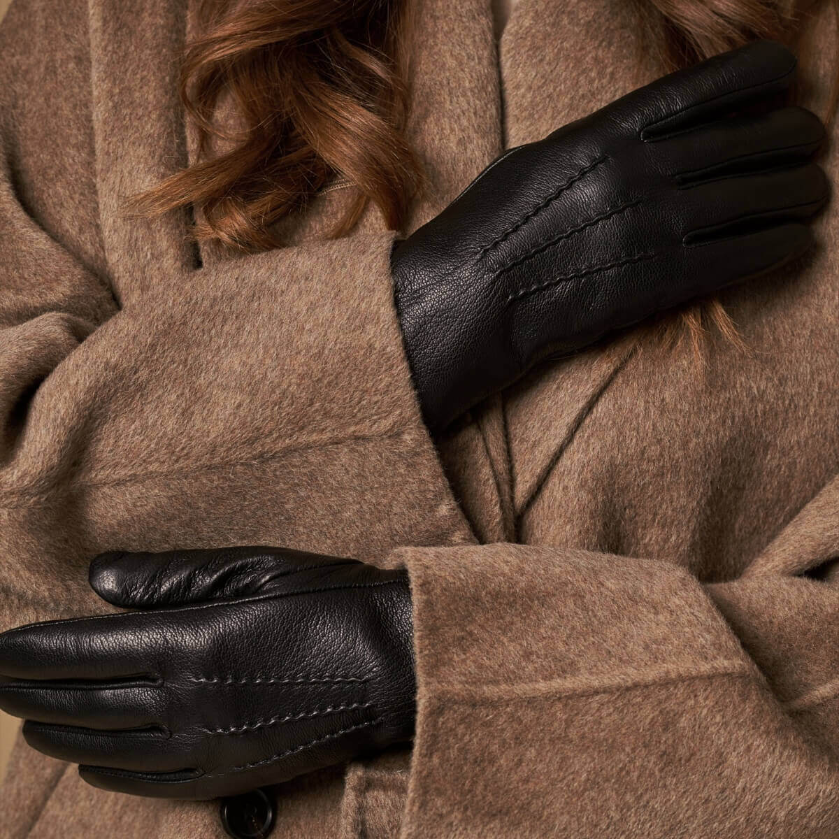 Evelyn (black) - Goatskin leather gloves with soft lambswool lining and touchscreen feature — photo 5 of 10