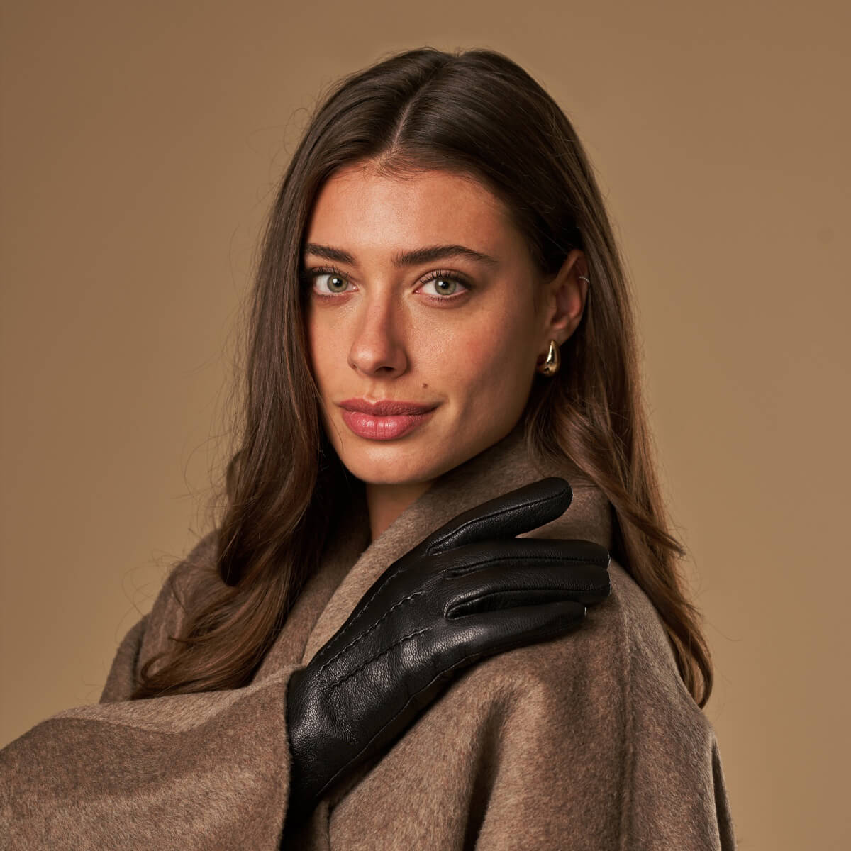 Evelyn (black) - Goatskin leather gloves with soft lambswool lining and touchscreen feature — photo 7 of 10
