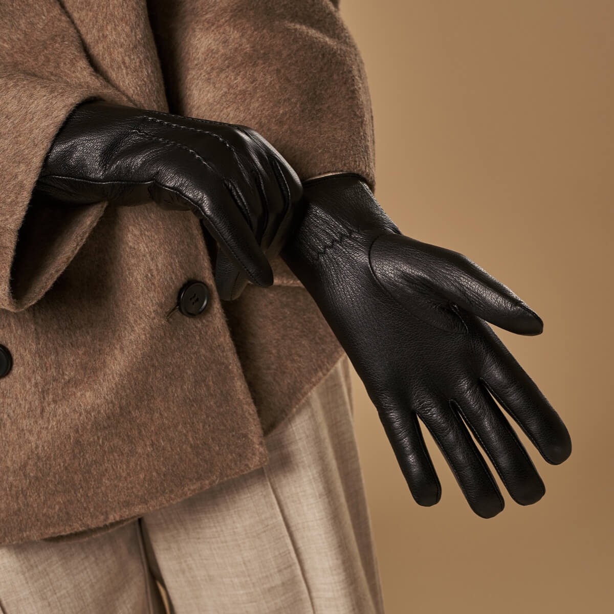 Evelyn (black) - Goatskin leather gloves with soft lambswool lining and touchscreen feature — photo 8 of 10