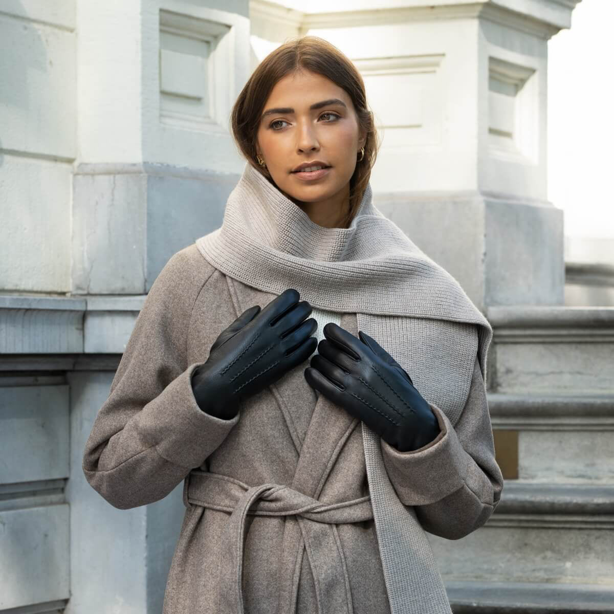 Evelyn (black) - Goatskin leather gloves with soft lambswool lining and touchscreen feature — photo 9 of 10