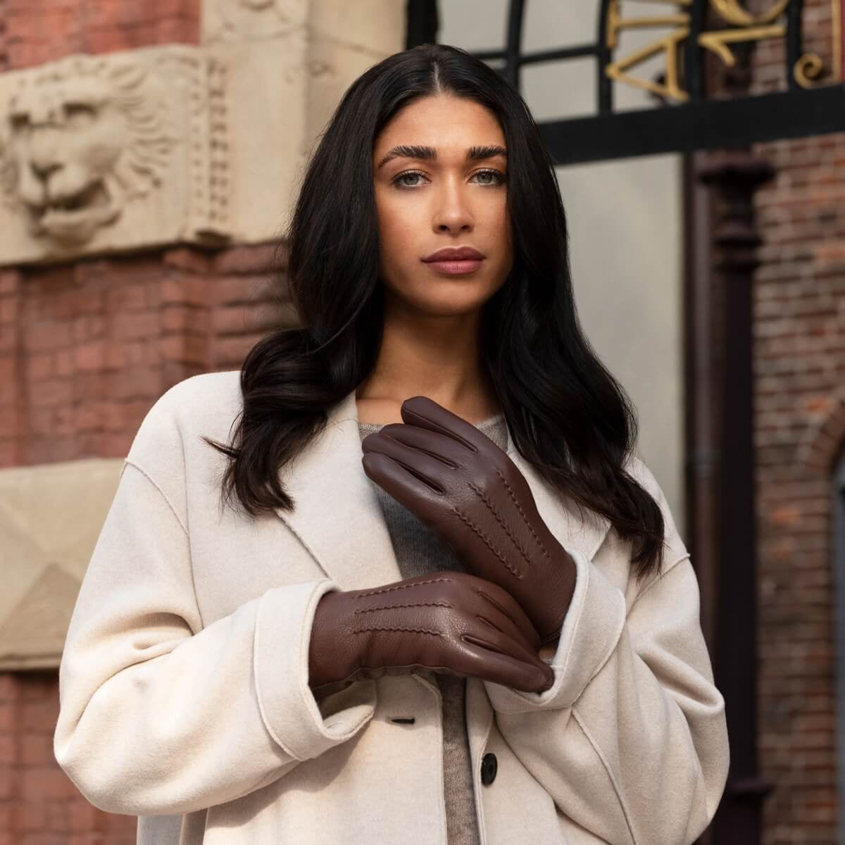 Evelyn (brown) - Goatskin leather gloves with soft lambswool lining and touchscreen feature — photo 2 of 10