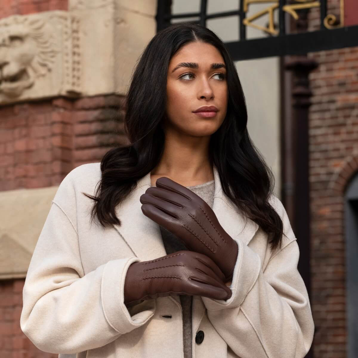 Evelyn (brown) - Goatskin leather gloves with soft lambswool lining and touchscreen feature — photo 6 of 10