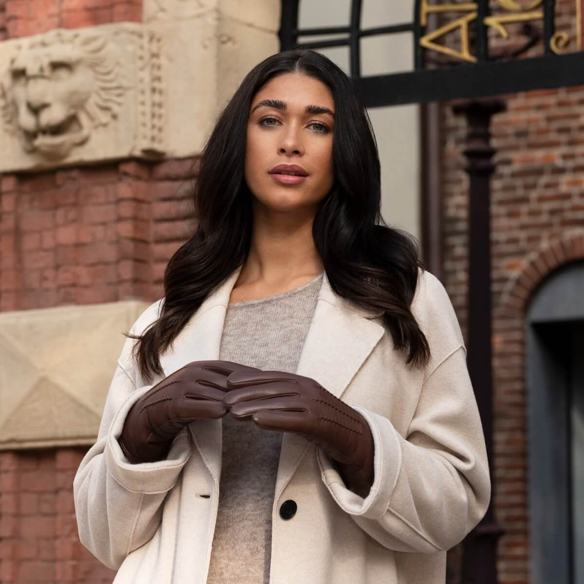 Evelyn (brown) - Goatskin leather gloves with soft lambswool lining and touchscreen feature — photo 8 of 10