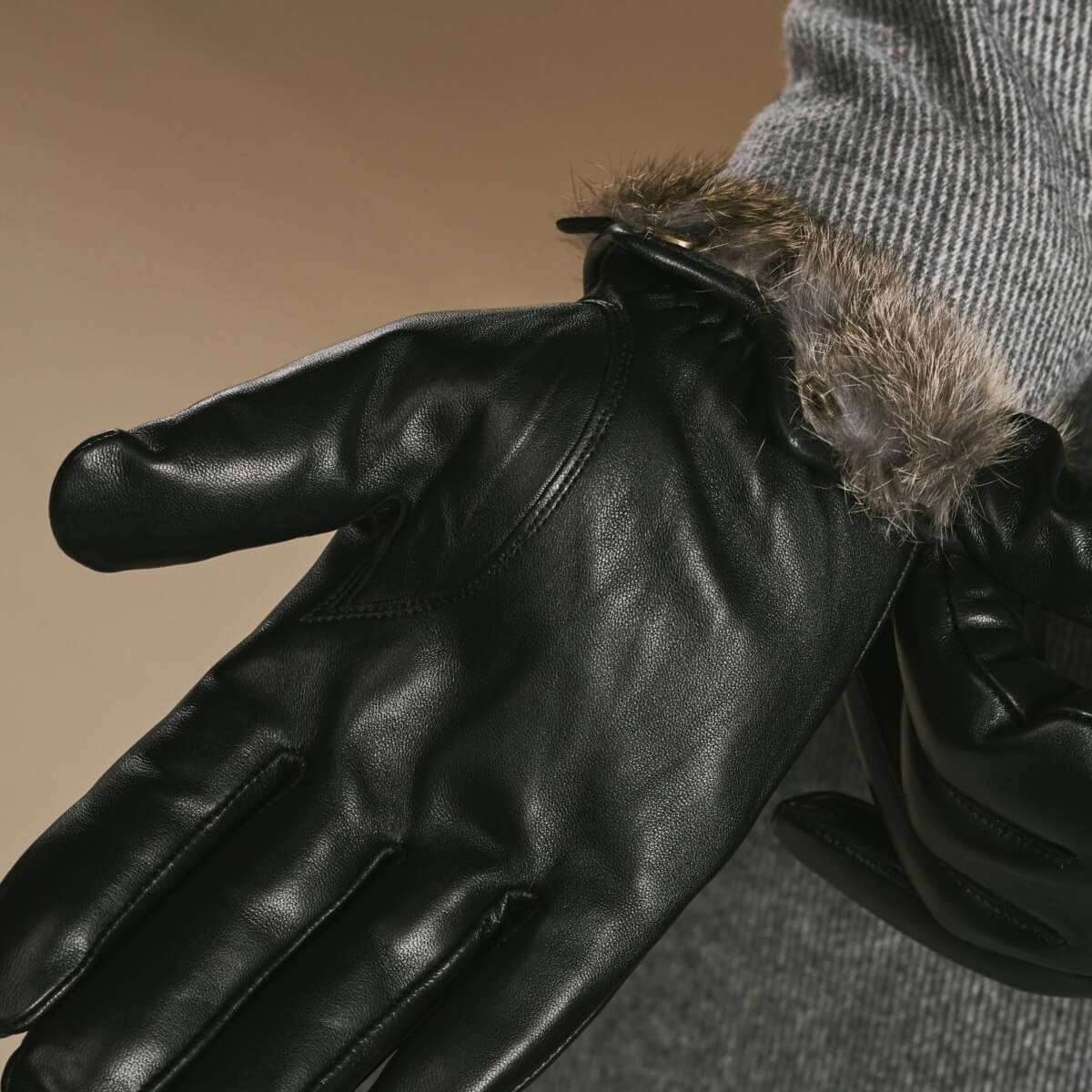 Ezra (black) - Lambskin leather gloves with warm rabbit fur lining and touchscreen feature — photo 7 of 10