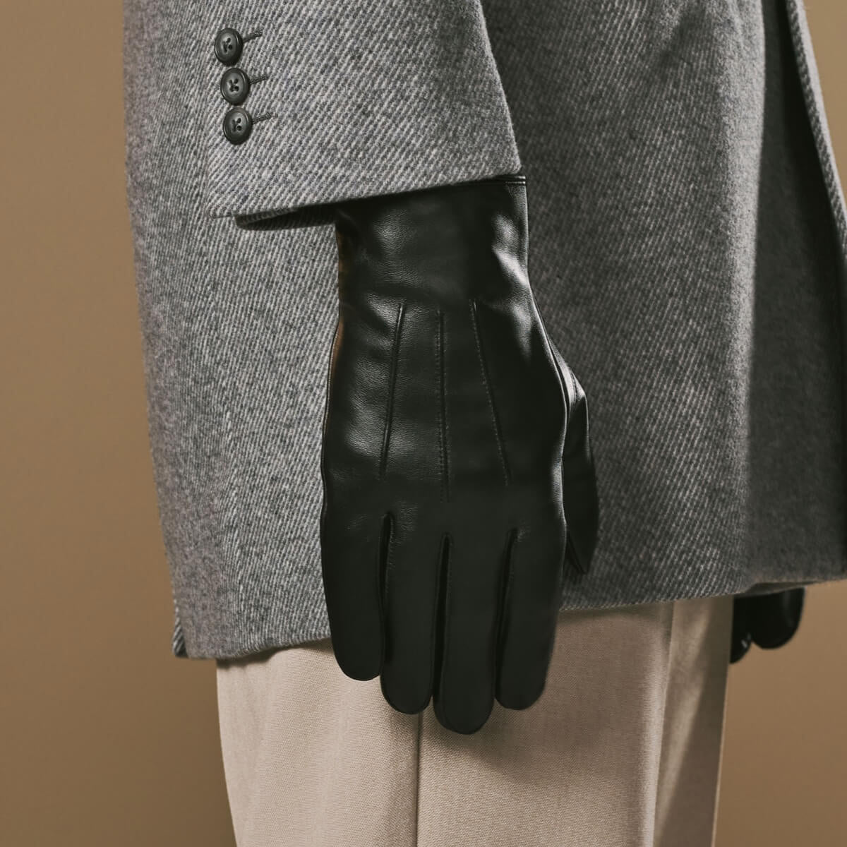 Ezra (black) - Lambskin leather gloves with warm rabbit fur lining and touchscreen feature — photo 9 of 10