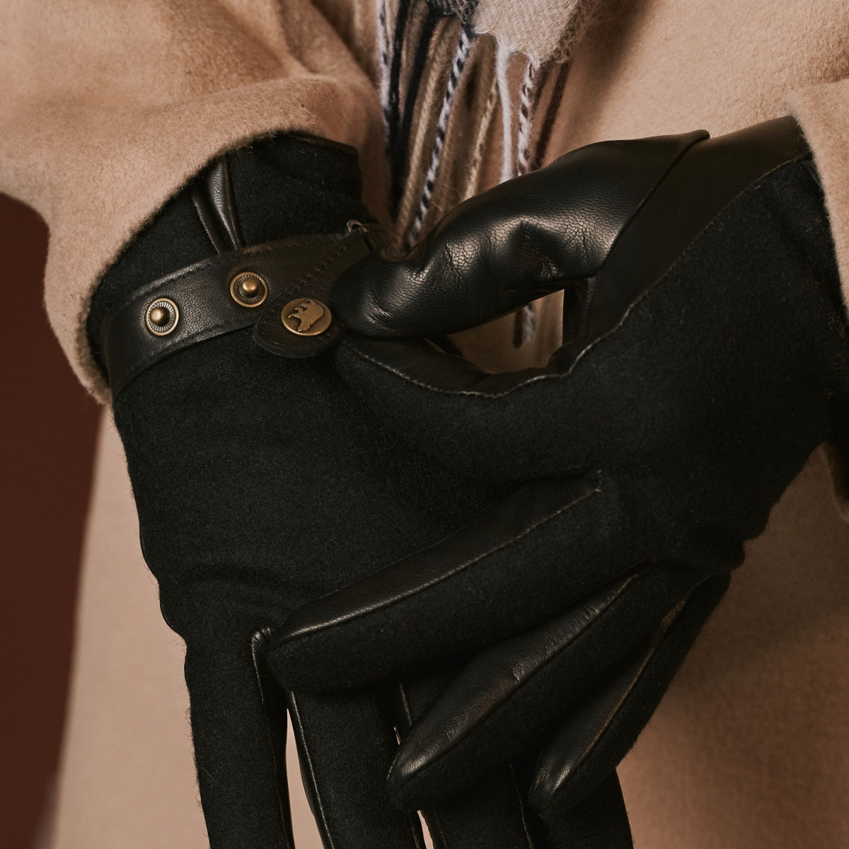 Fabrizio (black) – Tweed men's gloves with touchscreen capability and adjustable snap button — photo 4 of 10