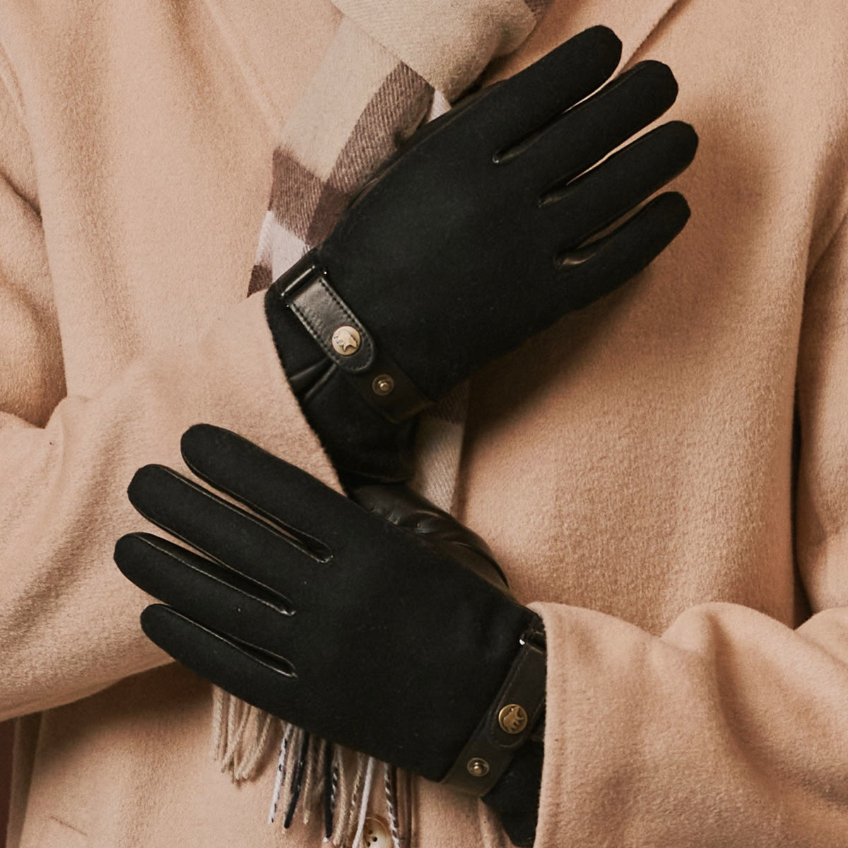 Fabrizio (black) – Tweed men's gloves with touchscreen capability and adjustable snap button — photo 5 of 10
