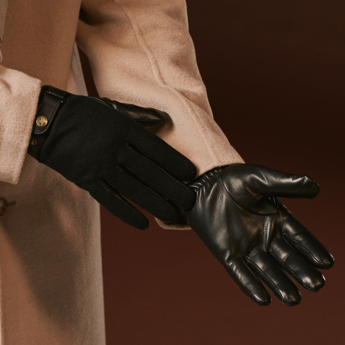 Fabrizio (black) – Tweed men's gloves with touchscreen capability and adjustable snap button — photo 7 of 10