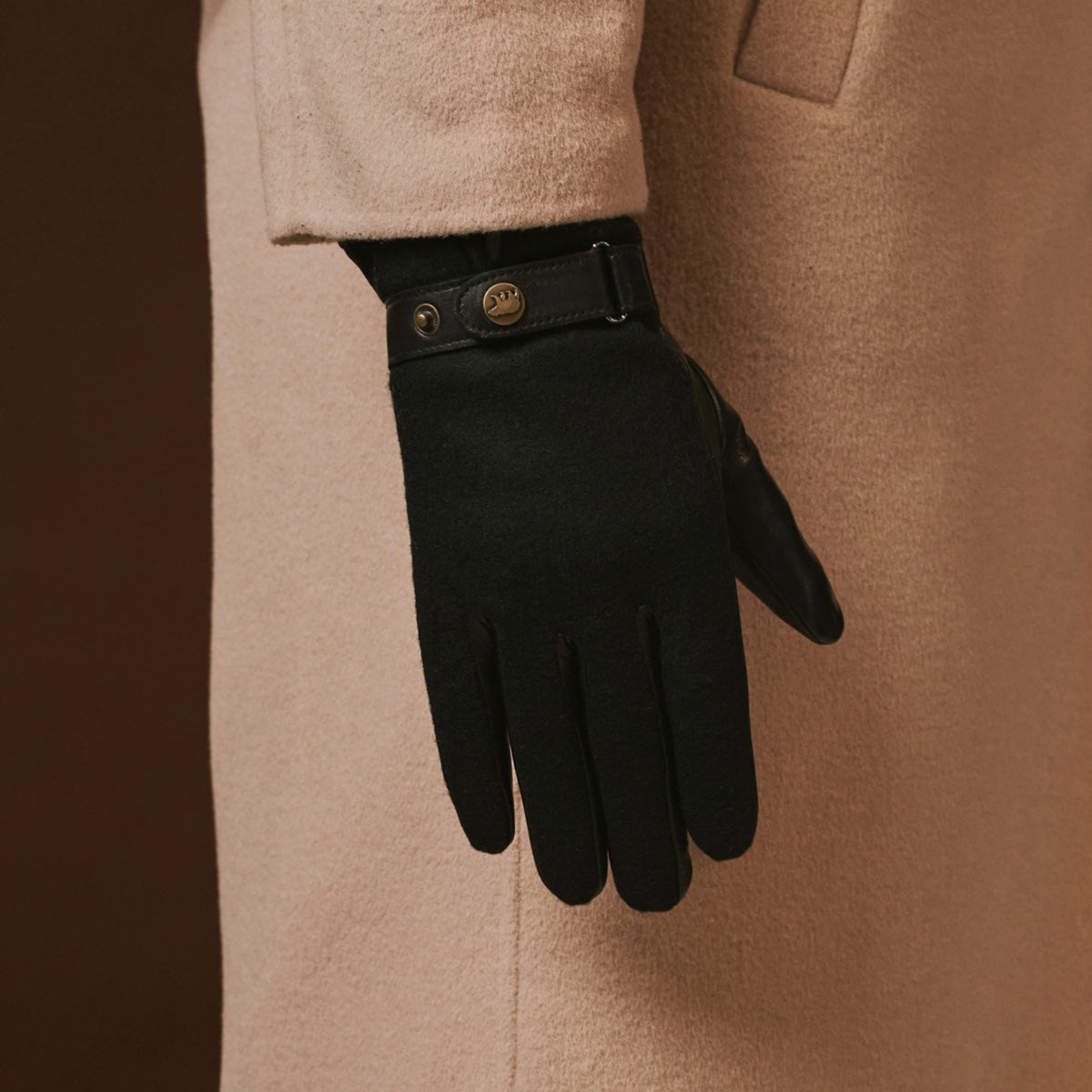 Fabrizio (black) – Tweed men's gloves with touchscreen capability and adjustable snap button — photo 9 of 10