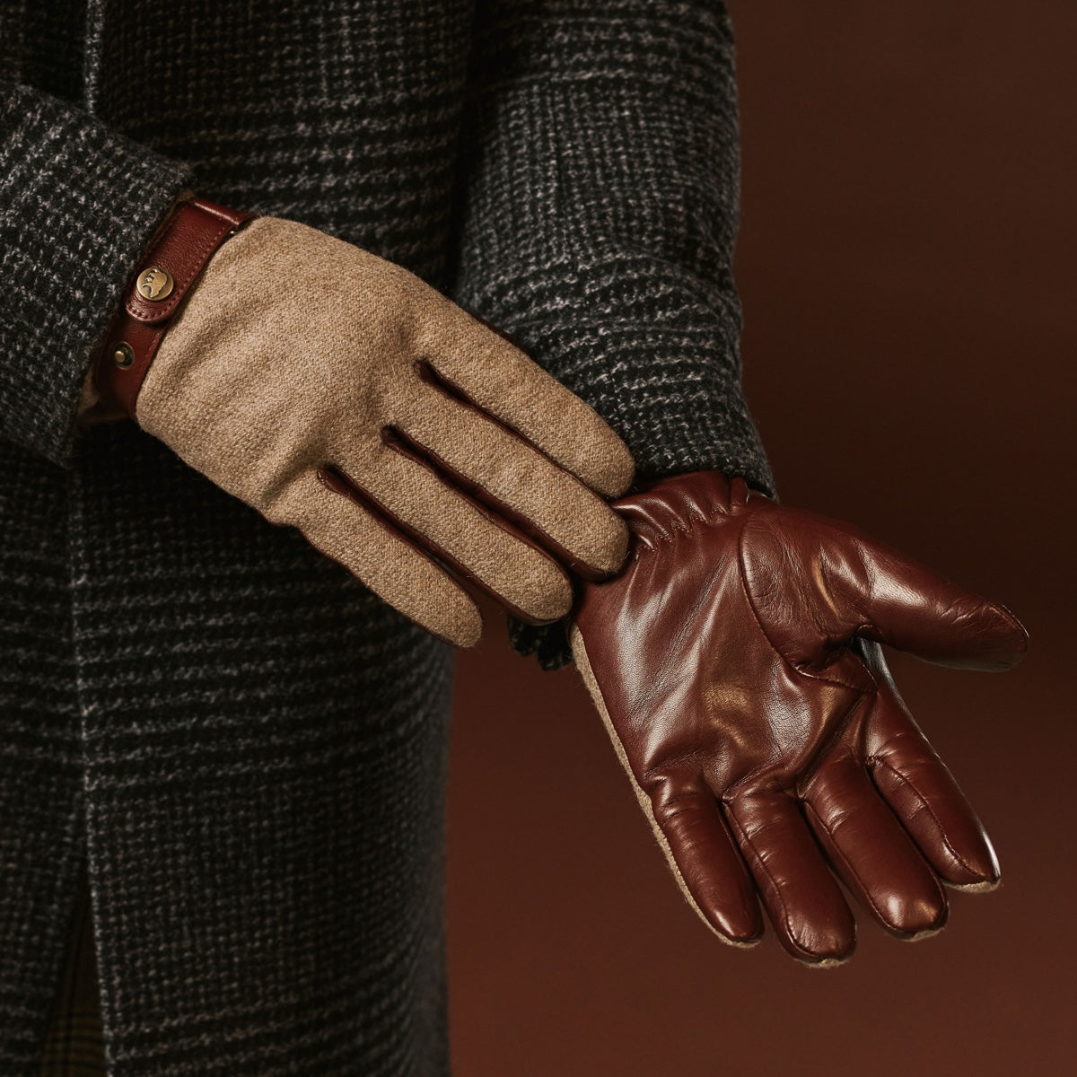 Fabrizio (brown) - Italian tweed men’s gloves with touchscreen capability and adjustable snap button — photo 8 of 10