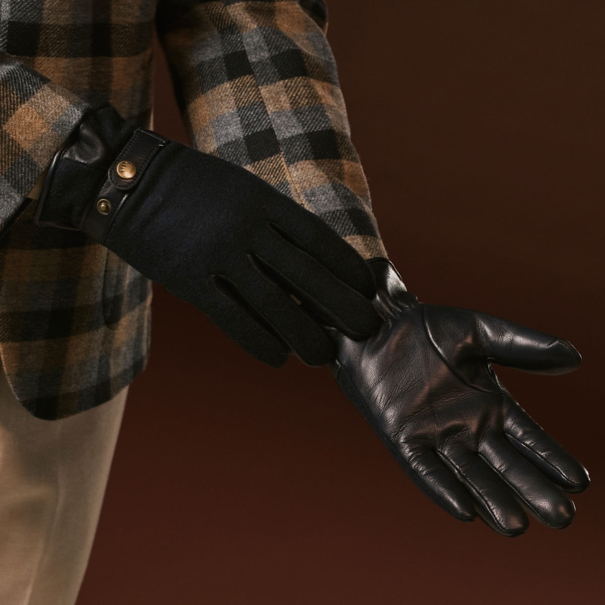 Fabrizio (navy blue) - Tweed men's gloves with touchscreen capability and adjustable snap button — photo 7 of 10