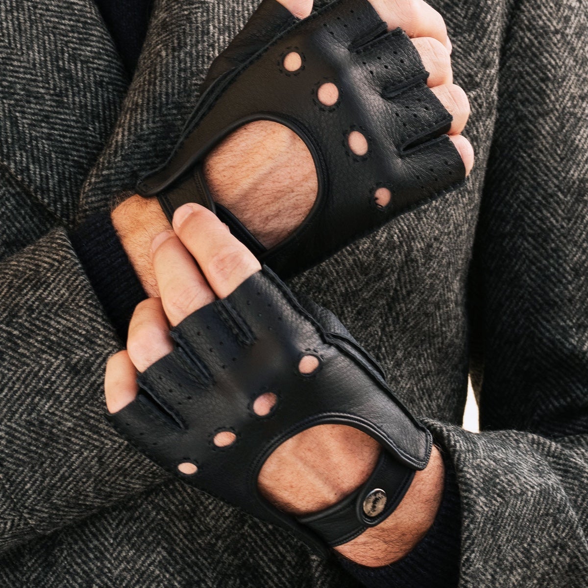Vincenzo (black) - Fingerless Italian driving gloves made of American deerskin leather — photo 4 of 10
