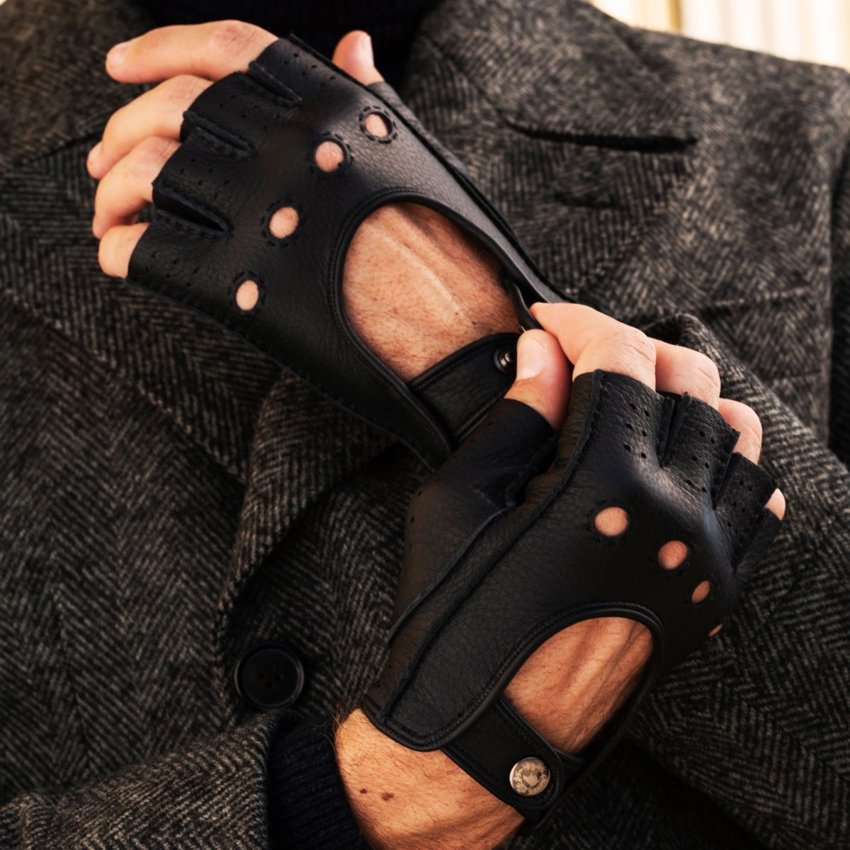 Vincenzo (black) - Fingerless Italian driving gloves made of American deerskin leather — photo 6 of 10