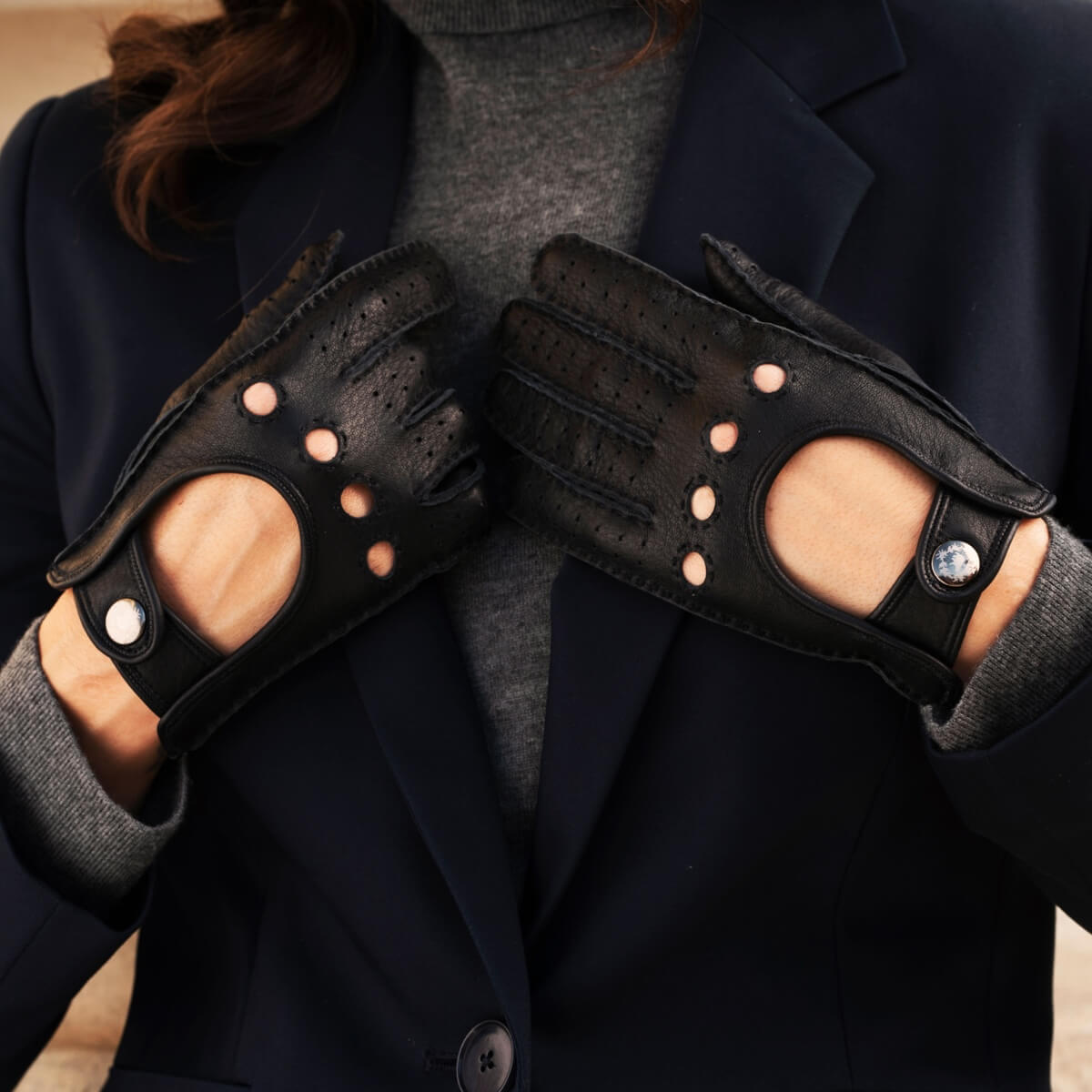 Maria (black) - Italian driving gloves made of American deerskin leather — photo 6 of 10