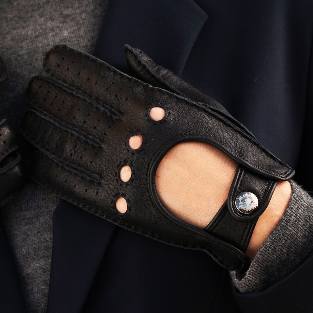 Maria (black) - Italian driving gloves made of American deerskin leather — photo 8 of 10