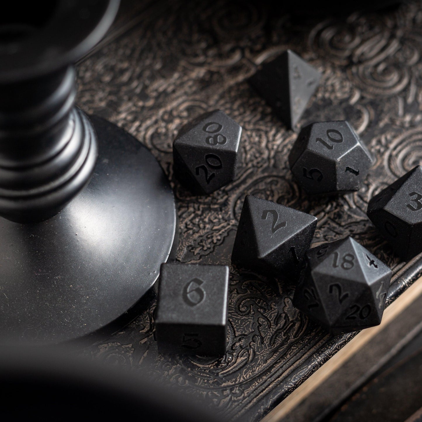 Juego de dados DND tallados a mano en obsidiana negra noche con relieve
