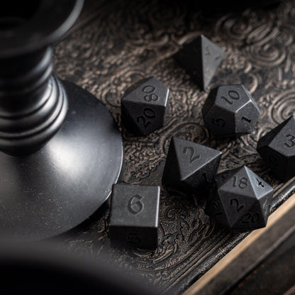 Juego de dados DND tallados a mano en obsidiana negra noche con relieve