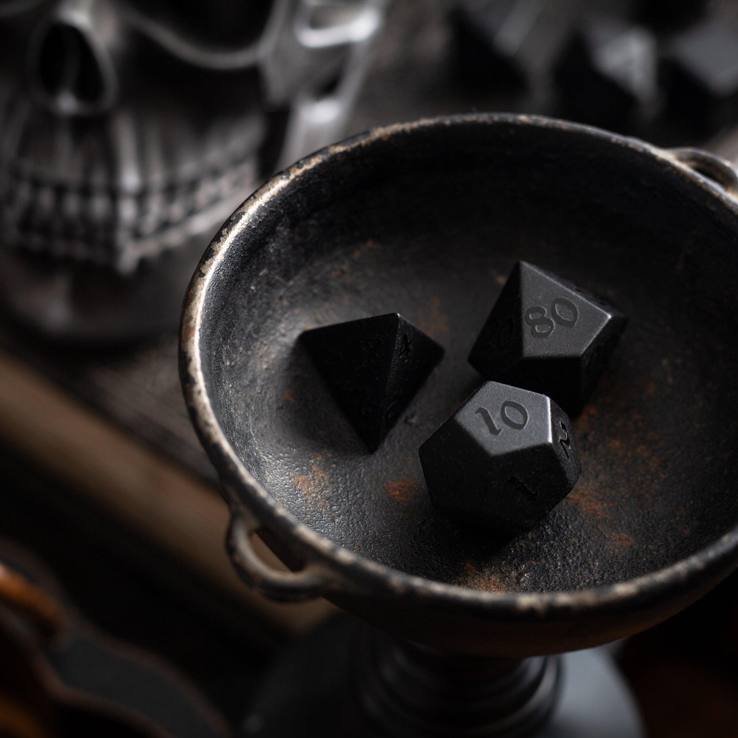 Juego de dados DND tallados a mano en obsidiana negra noche con relieve
