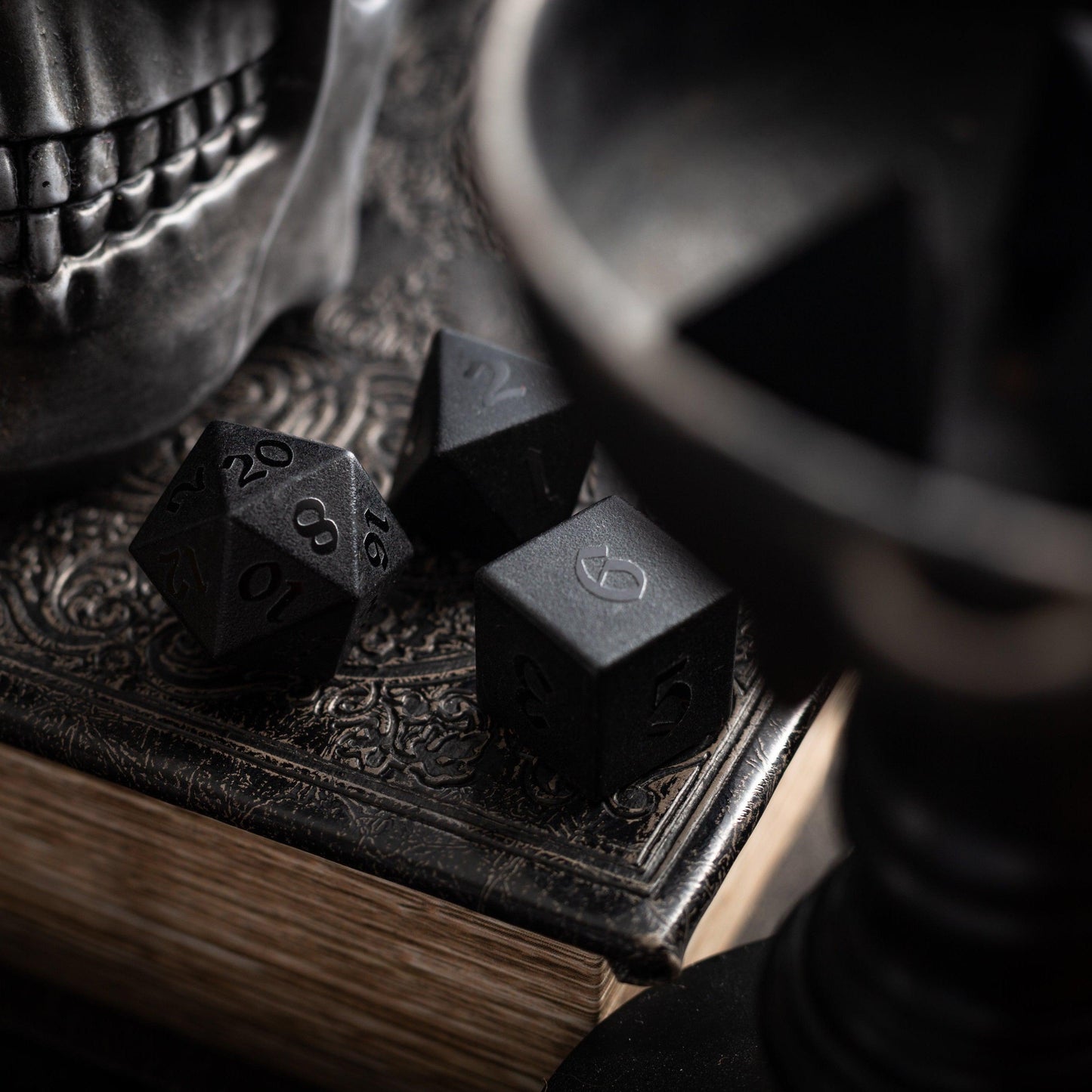 Juego de dados DND tallados a mano en obsidiana negra noche con relieve