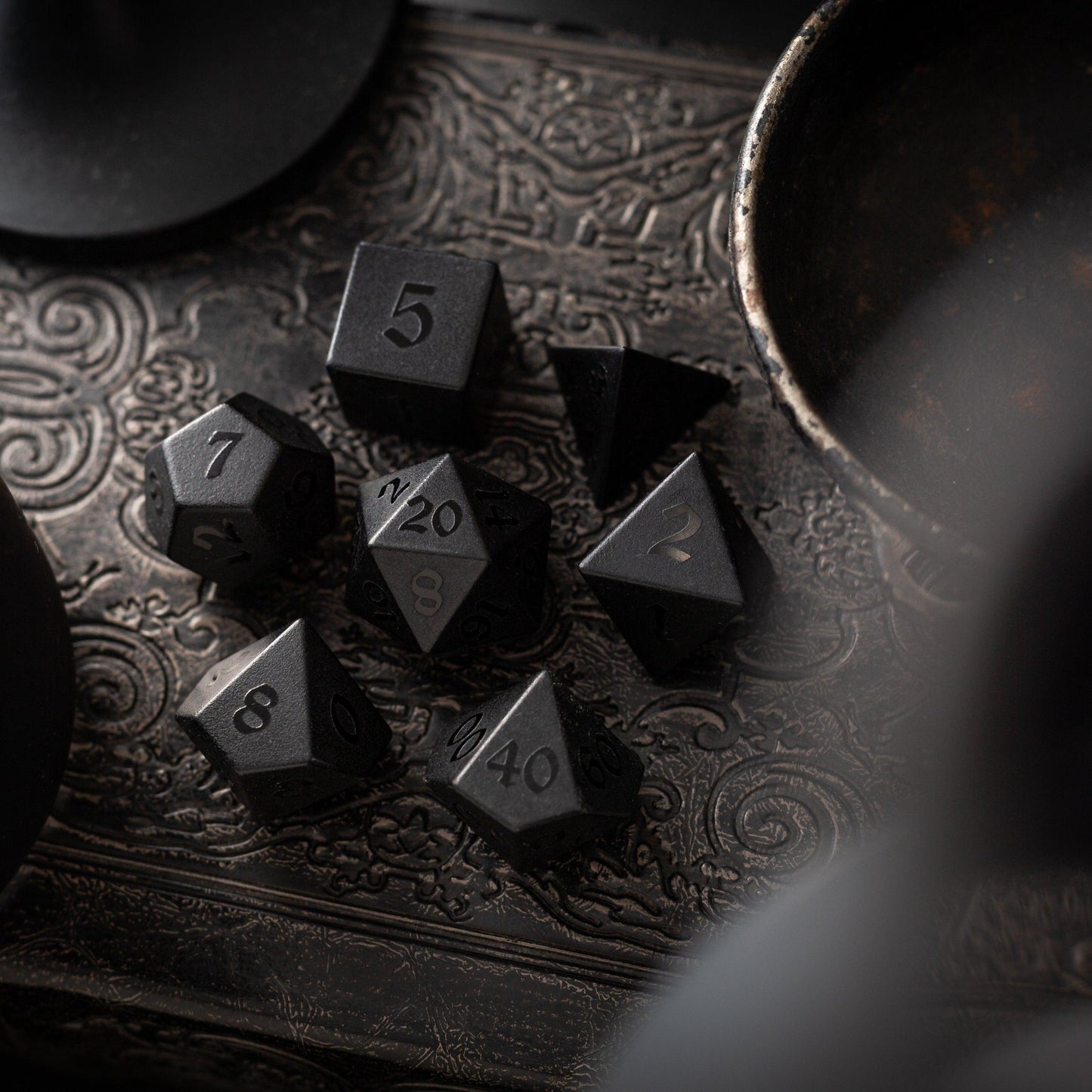 Juego de dados DND tallados a mano en obsidiana negra noche con relieve