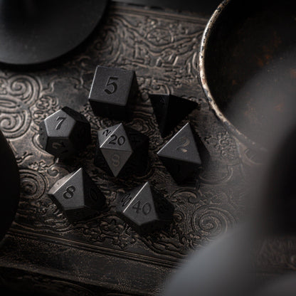 Juego de dados DND tallados a mano en obsidiana negra noche con relieve