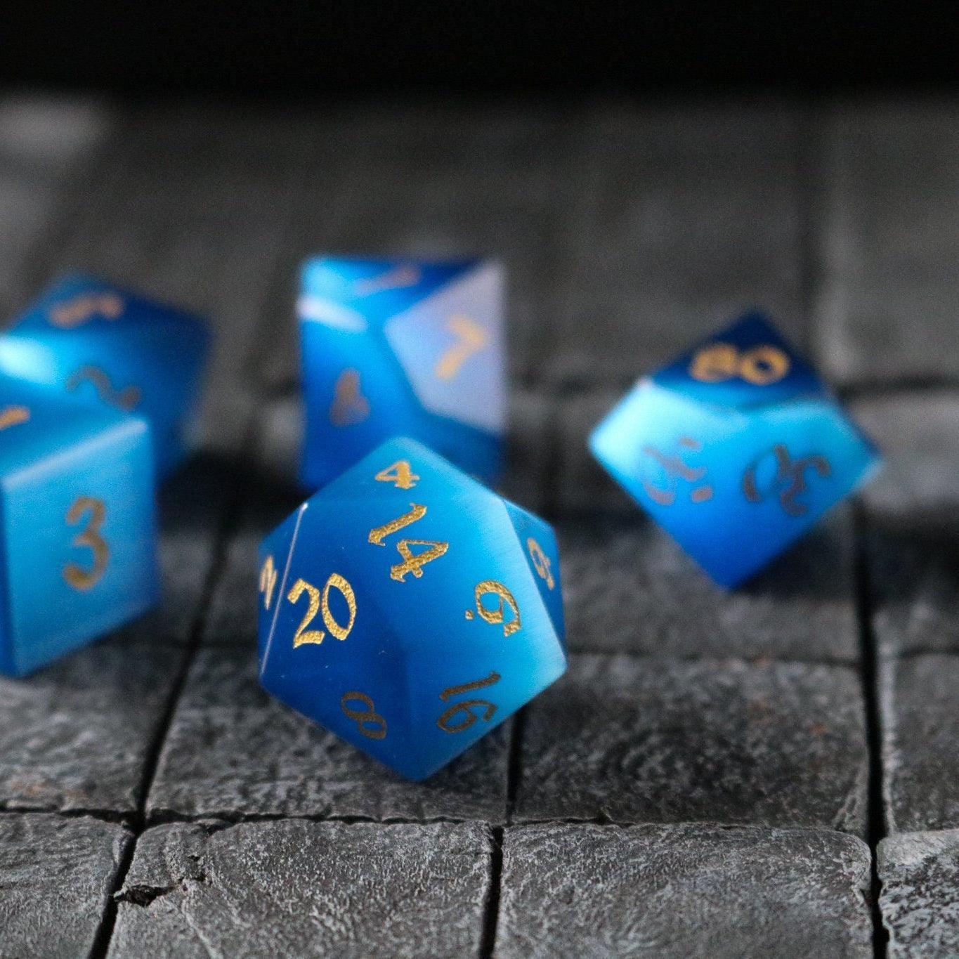 Juego de dados DND tallados a mano con piedra ojo de gato azul oscuro