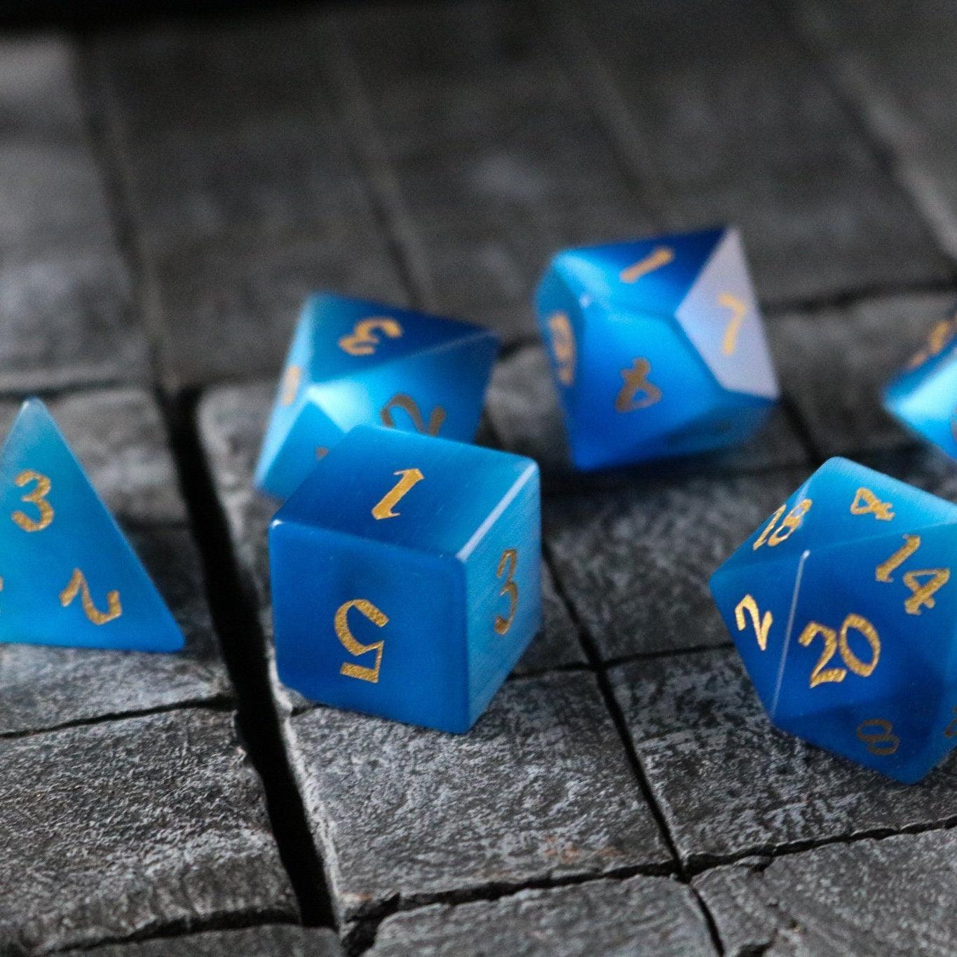 Juego de dados DND tallados a mano con piedra ojo de gato azul oscuro