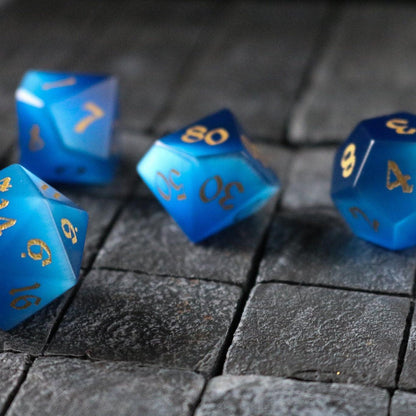 Juego de dados DND tallados a mano con piedra ojo de gato azul oscuro