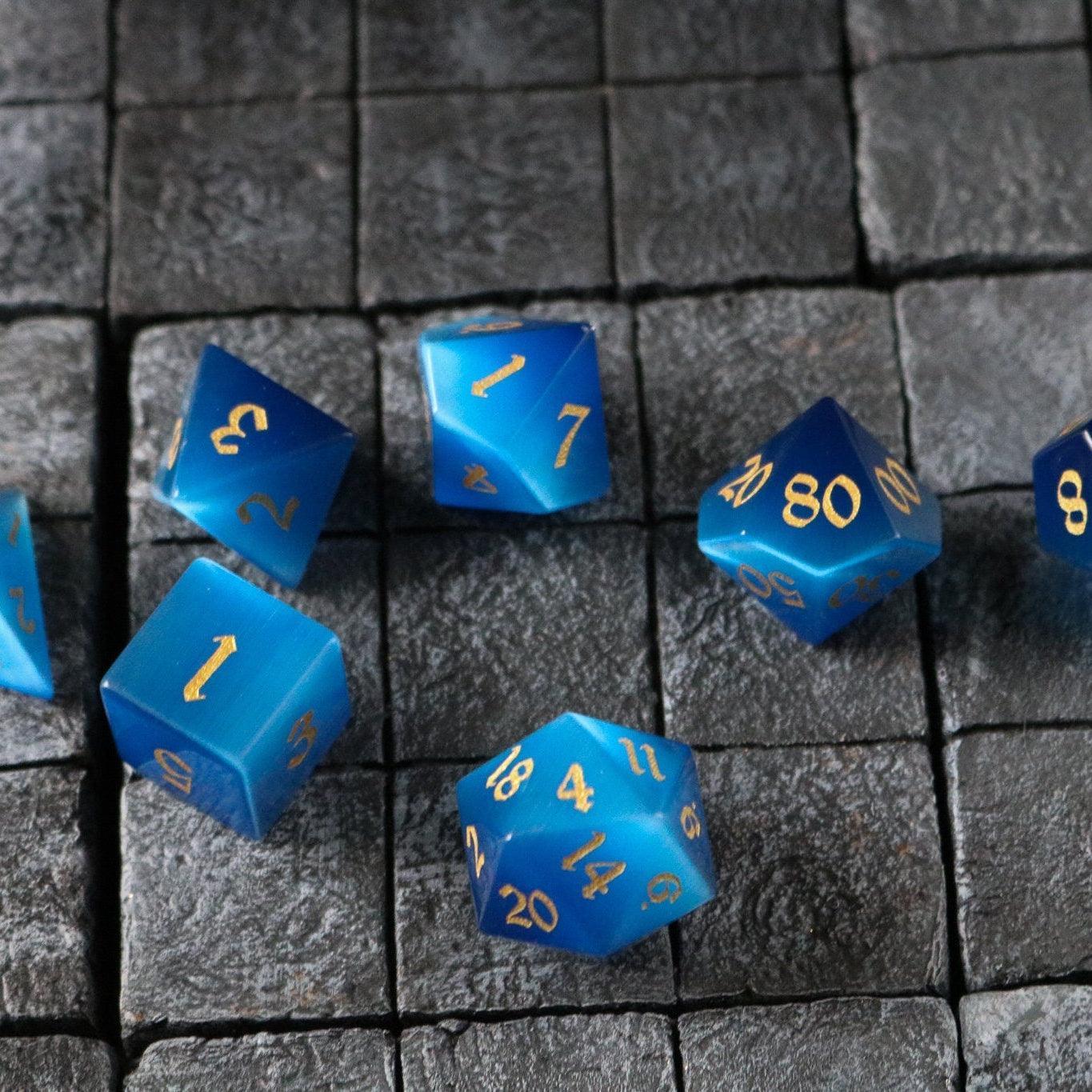 Juego de dados DND tallados a mano con piedra ojo de gato azul oscuro
