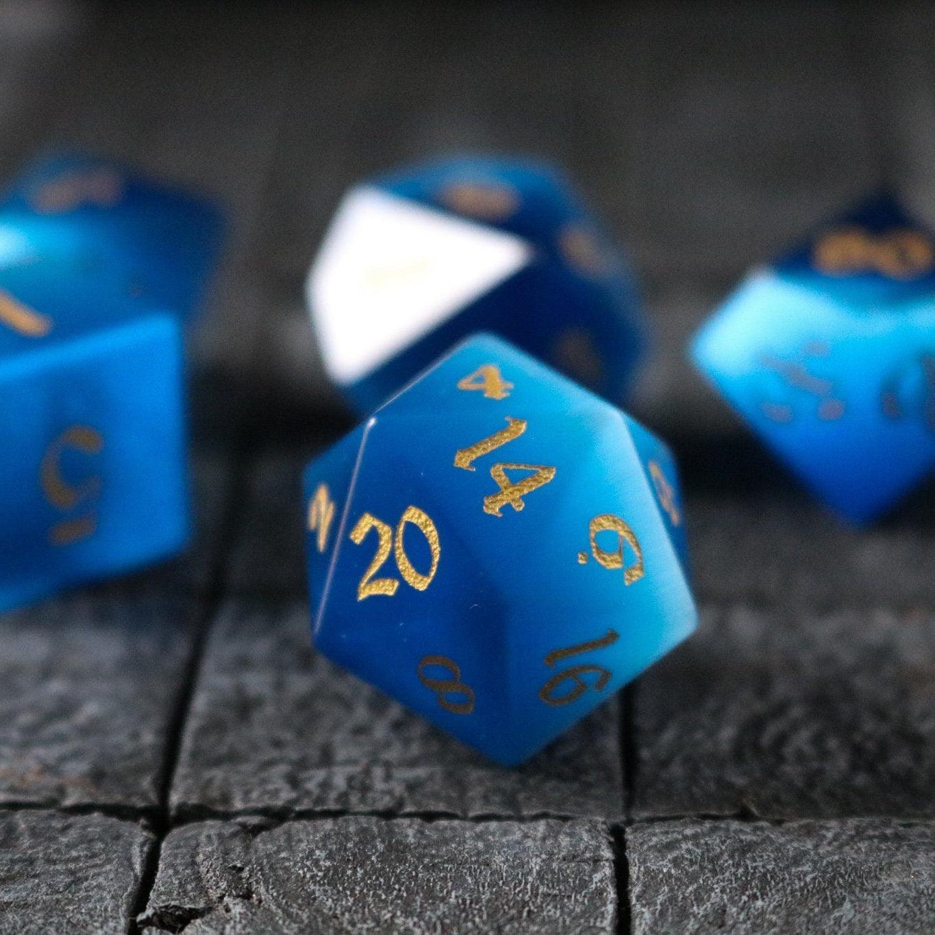Juego de dados DND tallados a mano con piedra ojo de gato azul oscuro