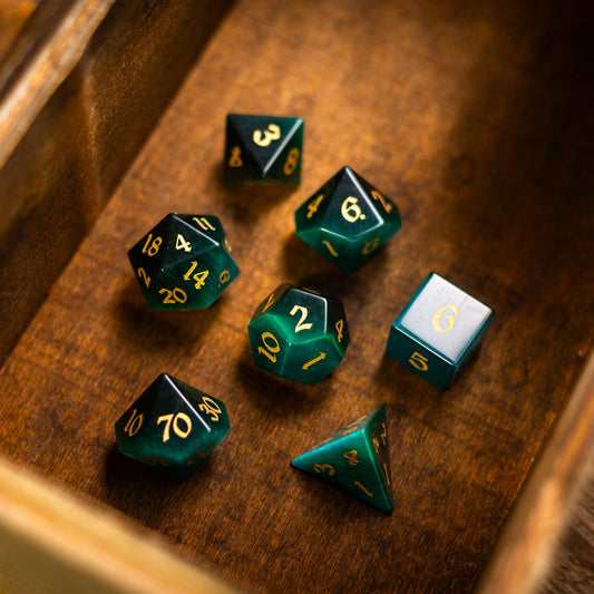 Juego de dados DND tallados a mano con piedra ojo de gato verde oscuro