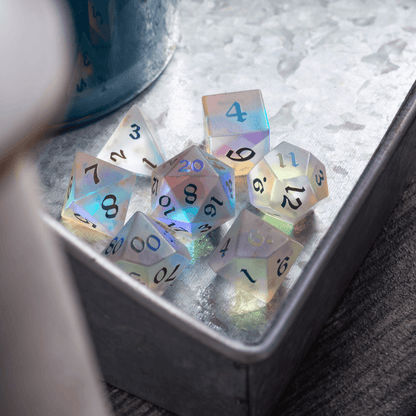 Juego de dados DND de cristal dicromático en relieve (entintado) de piedras preciosas