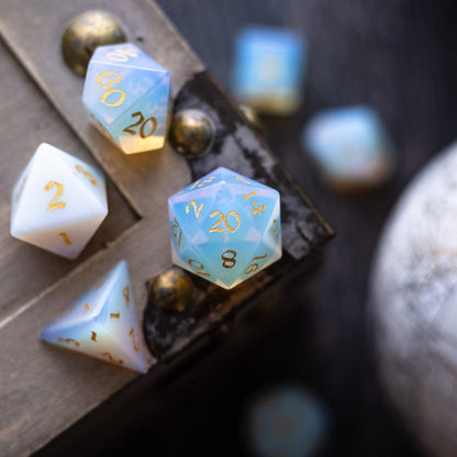 Edelstein Opalit (Goldene Schrift) Handgeschnitztes D&D Würfelset