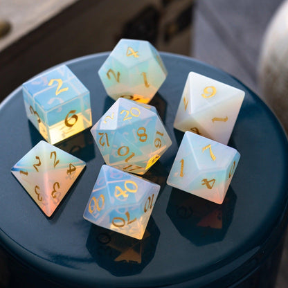 Edelstein Opalit (Goldene Schrift) Handgeschnitztes D&D Würfelset