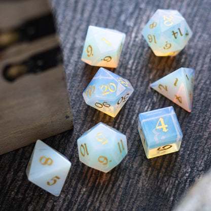 Edelstein Opalit (Goldene Schrift) Handgeschnitztes D&D Würfelset
