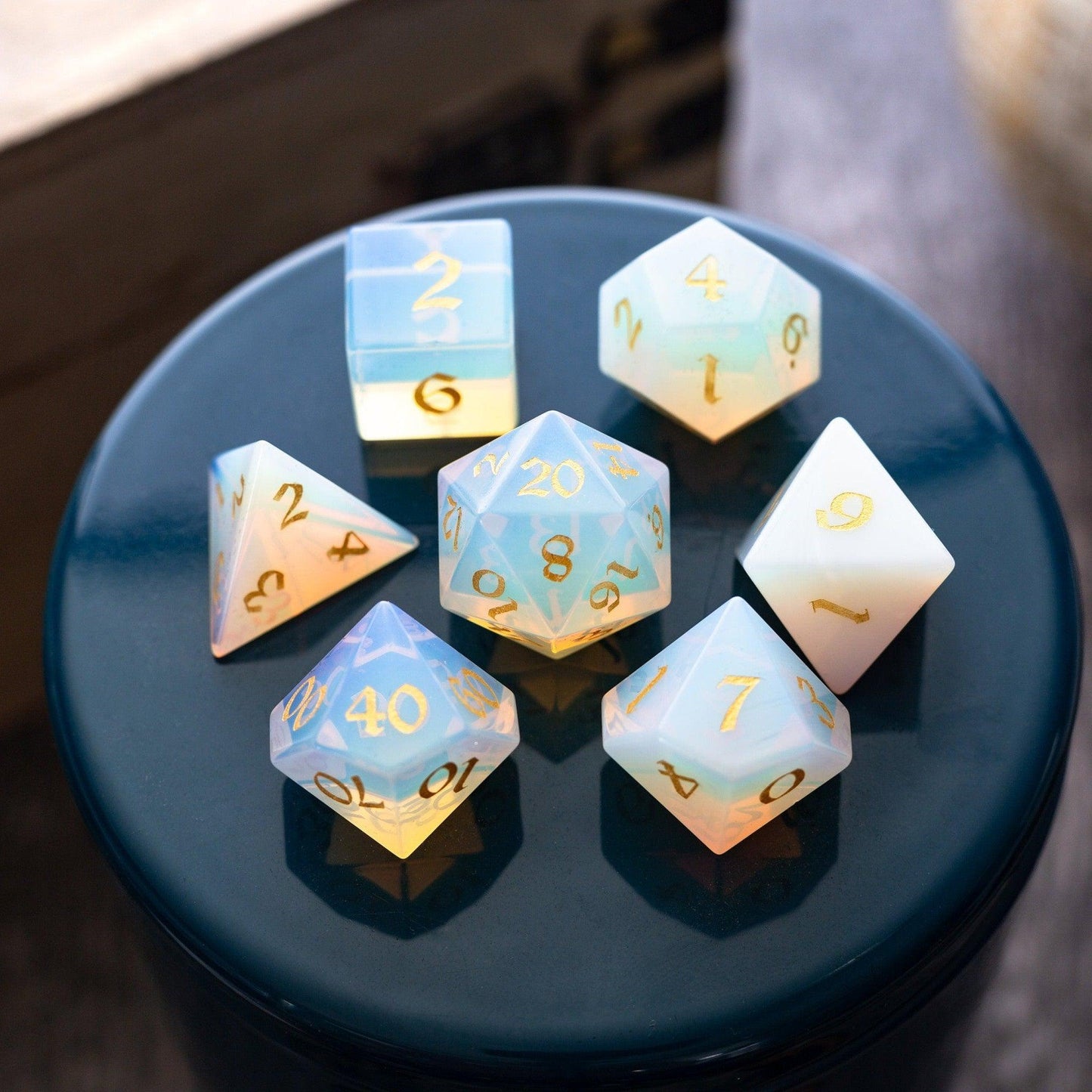 Edelstein Opalit (Goldene Schrift) Handgeschnitztes D&D Würfelset