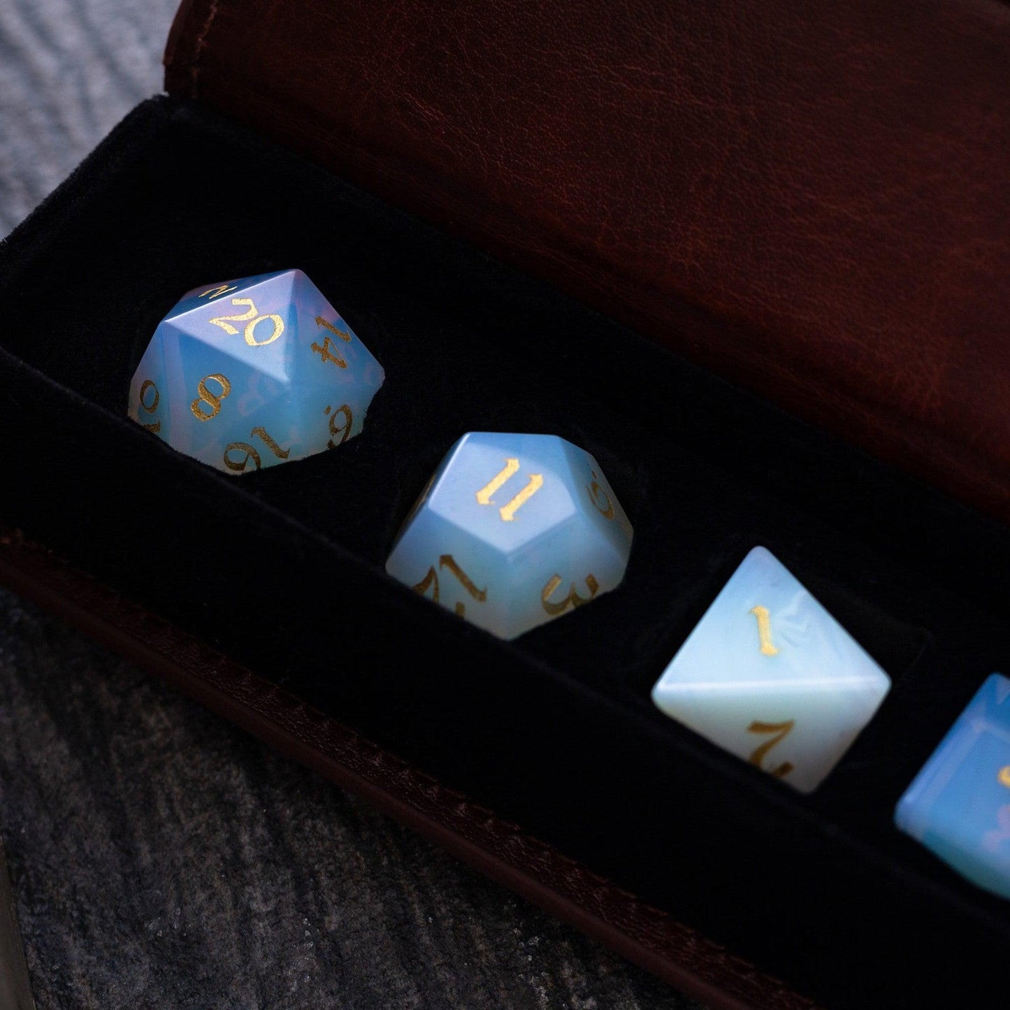 Edelstein Opalit (Goldene Schrift) Handgeschnitztes D&D Würfelset