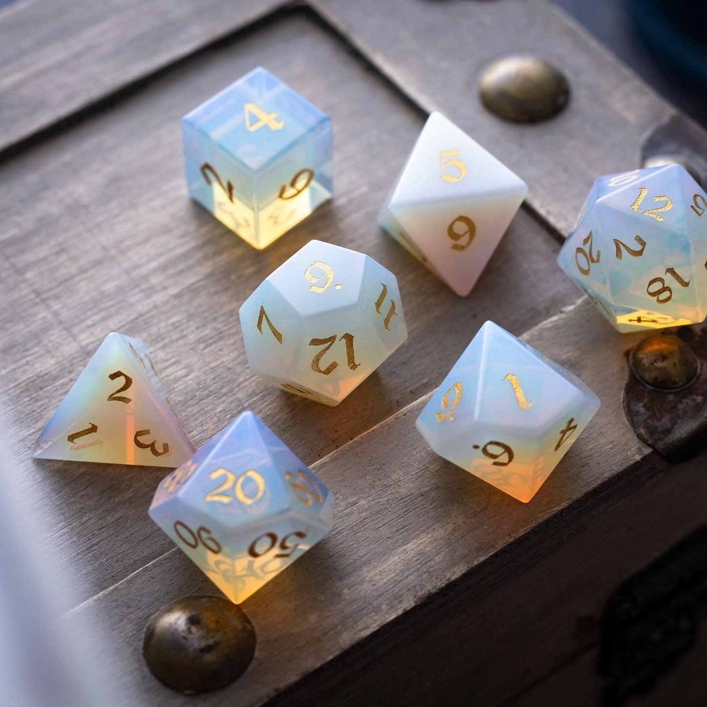 Edelstein Opalit (Goldene Schrift) Handgeschnitztes D&D Würfelset