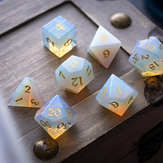 Juego de dados de DND tallados a mano de ópalo gema (fuente dorada)