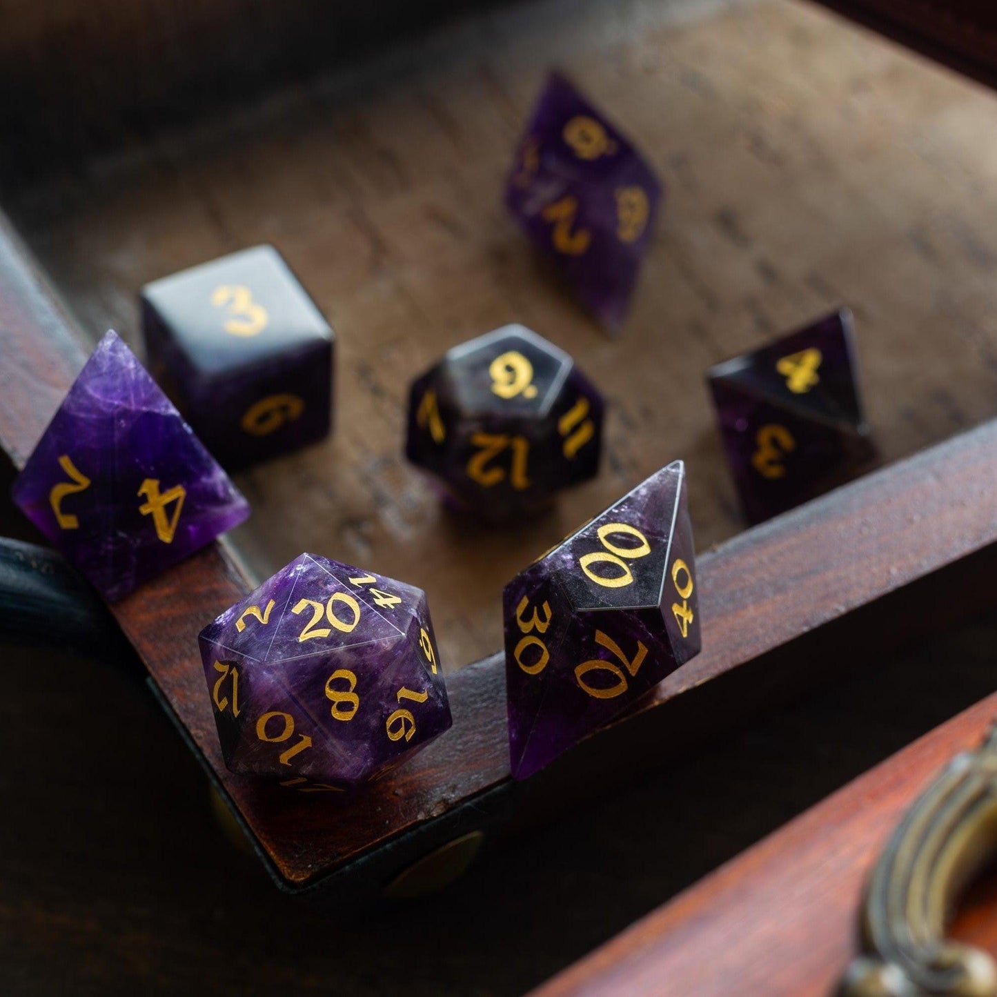 Juego de dados DND de amatista morada tallada élficamente con piedras preciosas
