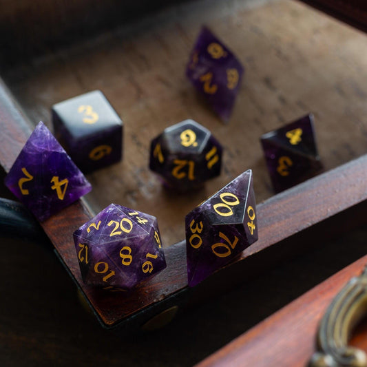 Juego de dados DND de amatista morada tallada élficamente con piedras preciosas