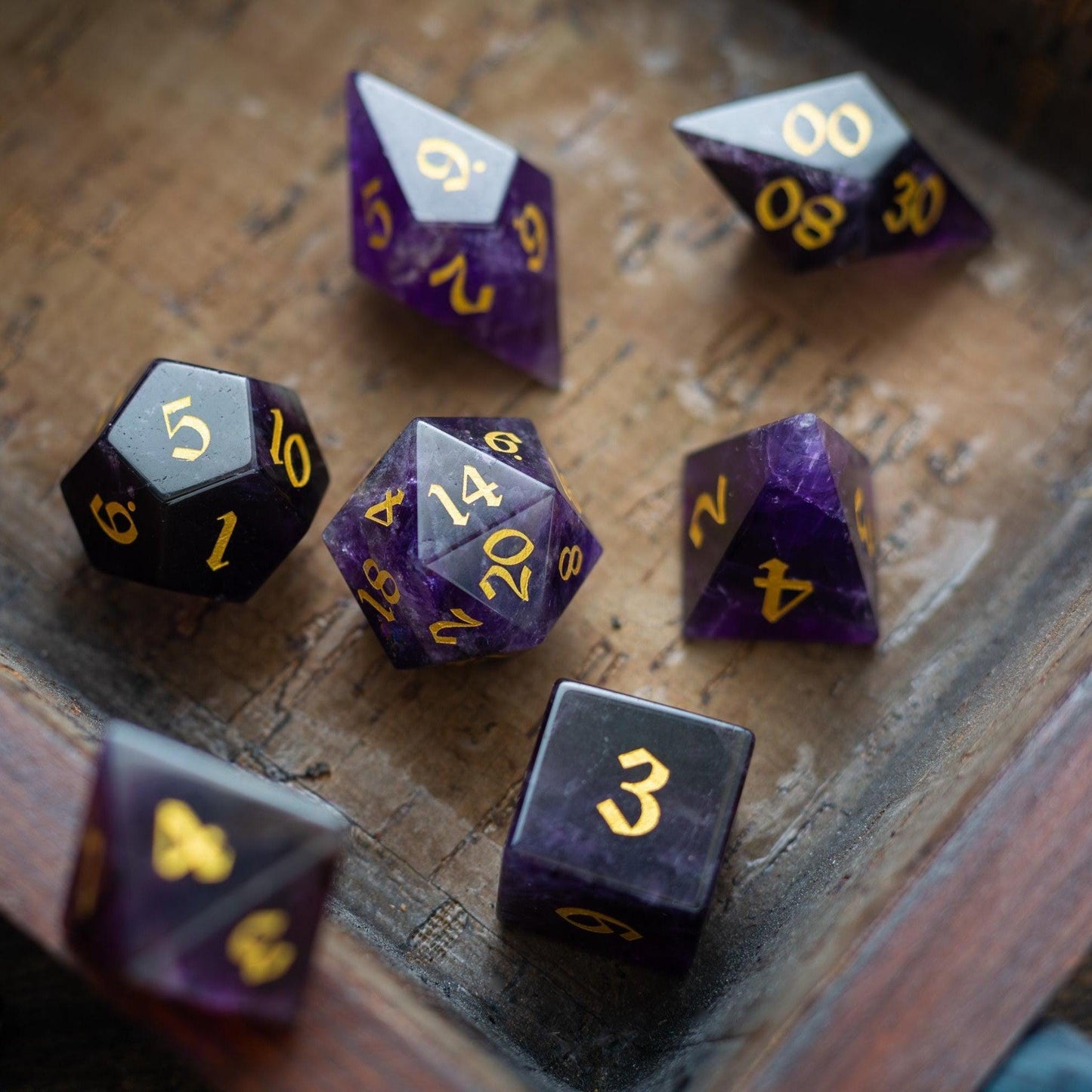 Juego de dados DND de amatista morada tallada élficamente con piedras preciosas