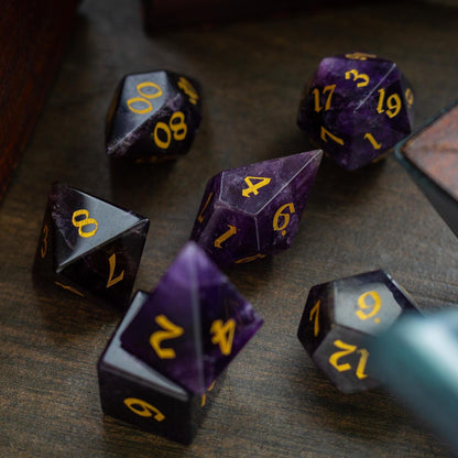Juego de dados DND de amatista morada tallada élficamente con piedras preciosas