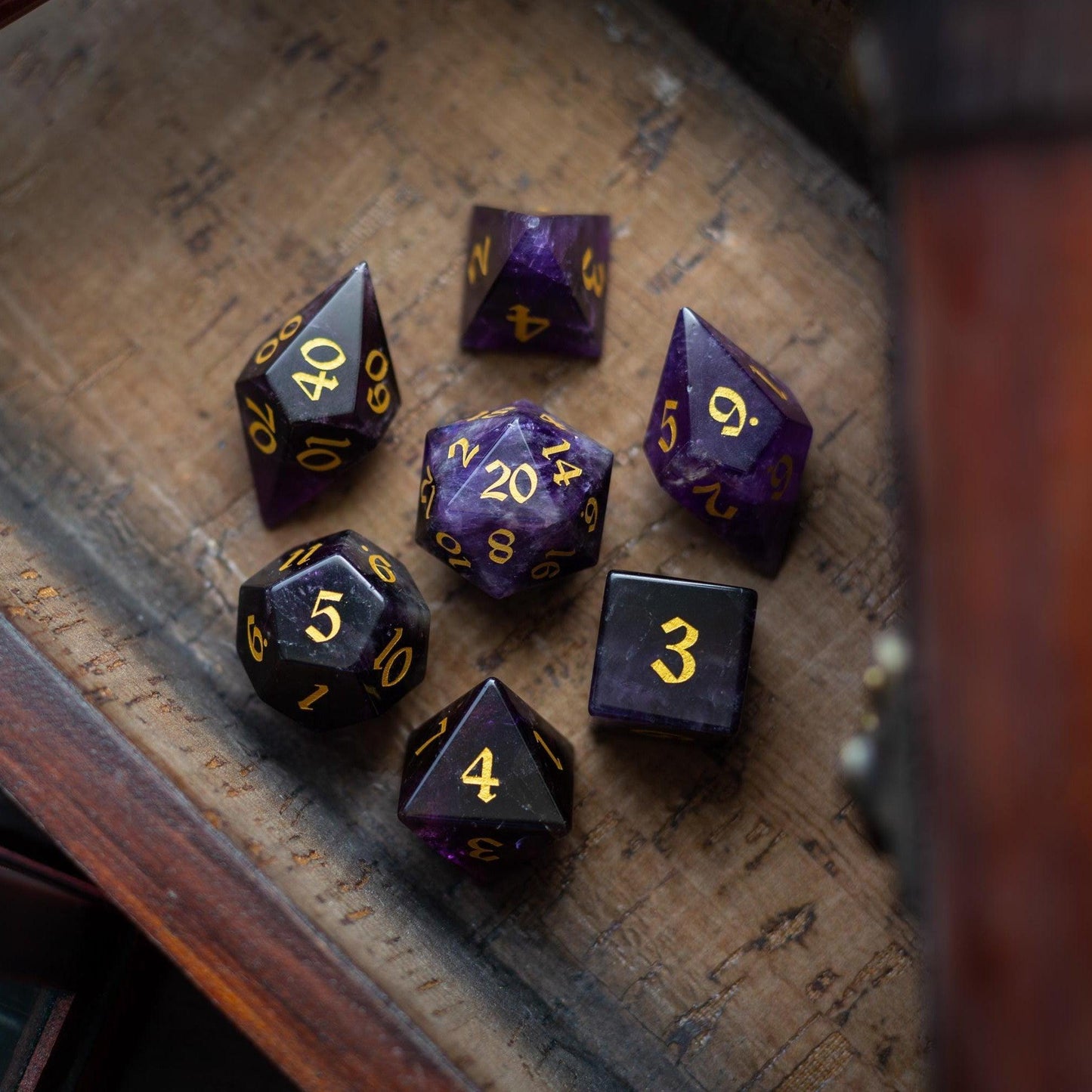 Juego de dados DND de amatista morada tallada élficamente con piedras preciosas