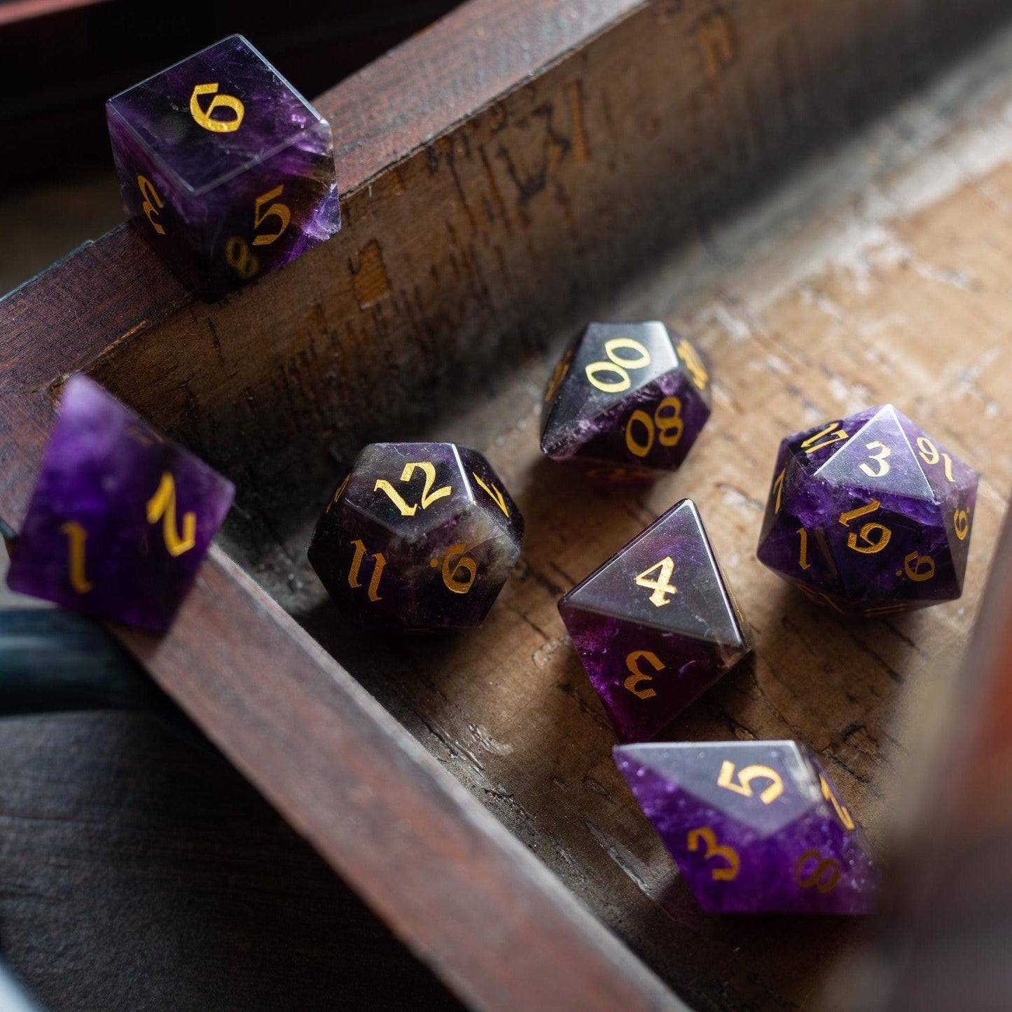 Juego de dados DND de amatista morada tallada élficamente con piedras preciosas