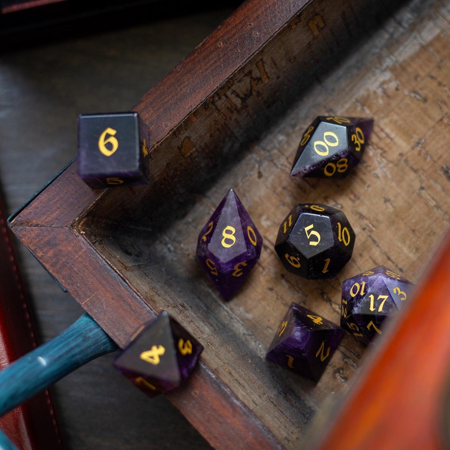 Juego de dados DND de amatista morada tallada élficamente con piedras preciosas
