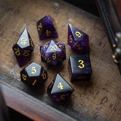Juego de dados DND de amatista morada tallada élficamente con piedras preciosas