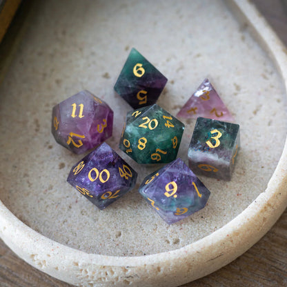 Edelstein Regenbogen Fluorit Handgeschnitztes DND Würfel-Set