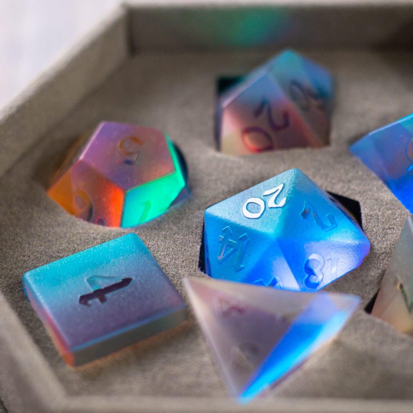 Juego de dados de D&D de cristal dicromático en relieve de gema