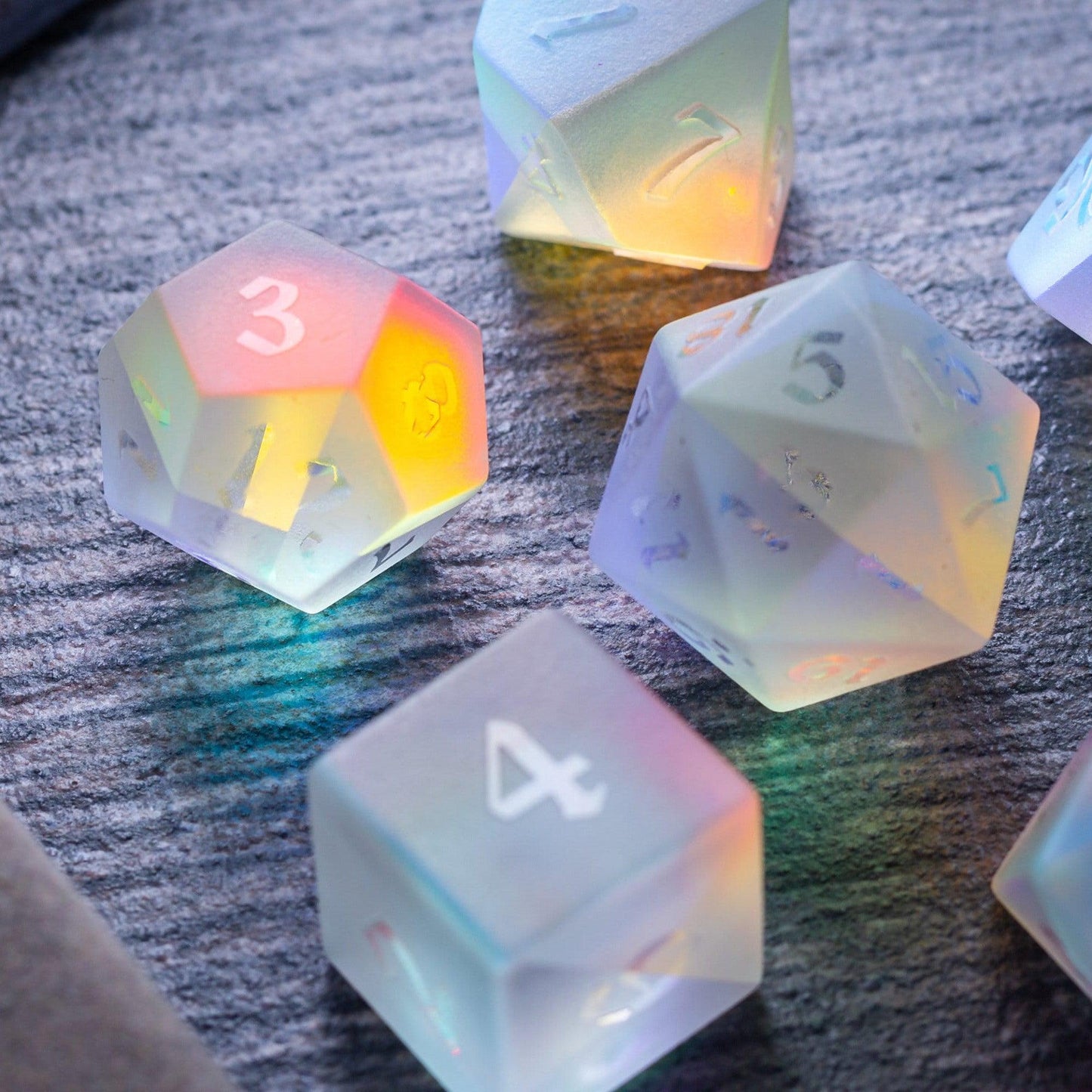 Juego de dados de D&D de cristal dicromático en relieve de gema